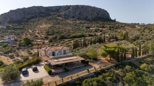 een luchtfoto van een huis met een berg op de achtergrond bij Finca Nafplio Hills, spectacular sea view in Nafplio