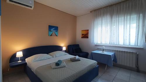 Giường trong phòng chung tại Beach apartments Nemira