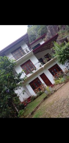 un gran edificio blanco con muchas ventanas. en Turusewana rest, en Kegalle