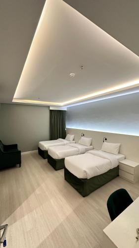 a room with four beds in a room with avisor at مساكن الحجاز الذهبية in Ash Shishah