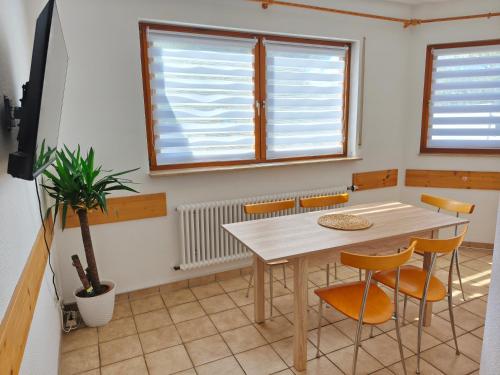 a dining room with a table and chairs at 4 Zimmer geräumige und ruhig gelegene Ferien- und Monteurwohnung nur für Sie allein AUjvari Vermietungen in Spiegelberg