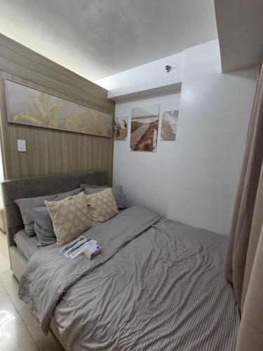 a large bed in a bedroom with at Cozy Shore Hideaway in Manila