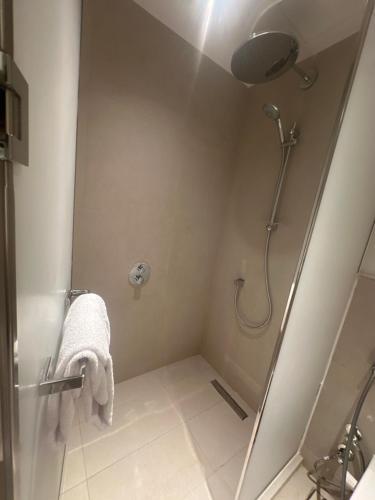 Ένα μπάνιο στο Vida hotel suite 2 apartment two bedrooms