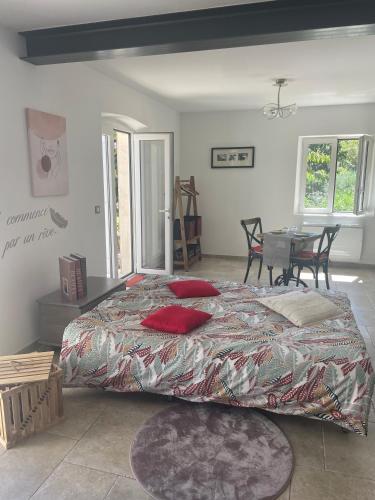 Cama o camas de una habitación en L'appart Thé - Charme discret au coeur des Alpilles