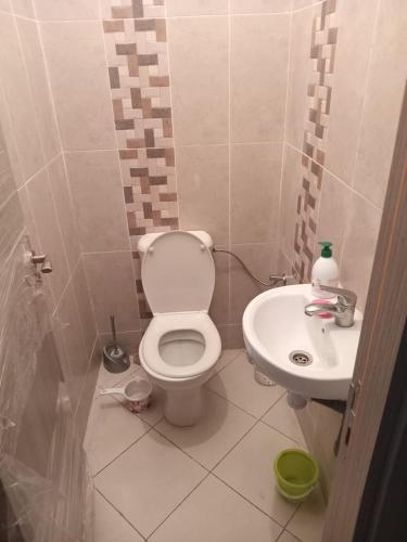 a bathroom with a toilet and a sink at Appartement meublé à safi hay Salam in Douar Debra