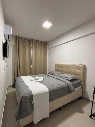 a bedroom with a bed in a room at Flat Garden Açores Tamandaré Jardim Privativo Piscina Infinity in Tamandaré