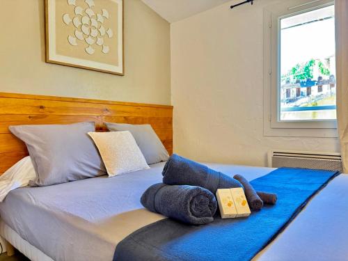 ein Bett mit einem ausgestopften Tier darüber in der Unterkunft Refuge reposant - Centre ville - Espace Bureau in Aix-en-Provence