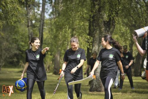 a group of girls playing a game of hockey at Senador Dupont- Convento San Francisco & Arboles in Tigre