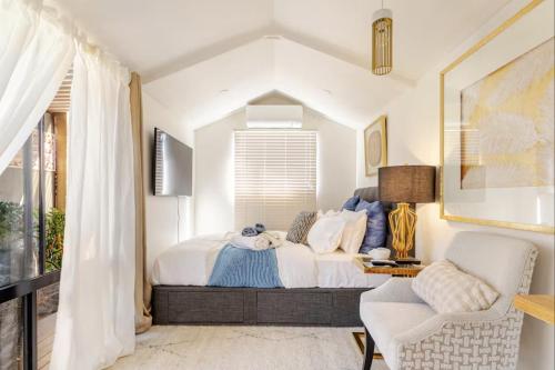 a bedroom with a bed and a window at Garden Guesthouse in Sydney
