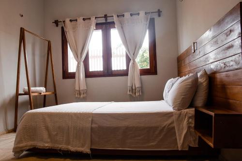 a bedroom with a large bed and a window at Casa Naná - Suites in Prea