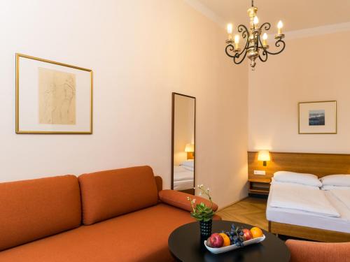Postel nebo postele na pokoji v ubytování Hotel Johann Strauss