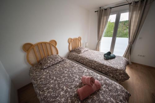 una camera da letto con due letti e una finestra di Villa Bulle Dorée & Spa privatif Amnéville ad Amnéville
