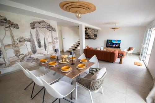 Μια τηλεόραση ή/και κέντρο ψυχαγωγίας στο Villa Bulle Dorée & Jacuzzi privé au cœur du centre touristique et thermal face Snowworld