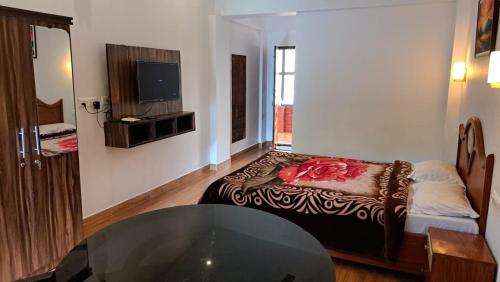 Una cama o camas en una habitación de Green Wood Castle Thekkady