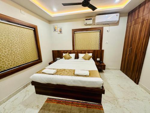 a bedroom with a bed and a ceiling fan at Hotel Pramod Park in Nūāhatā