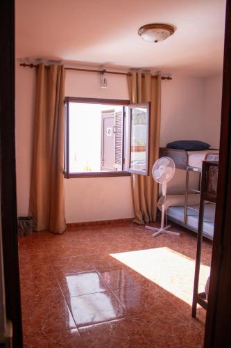a room with a window and a bed at Hostel Banana Surf House in Los Cristianos