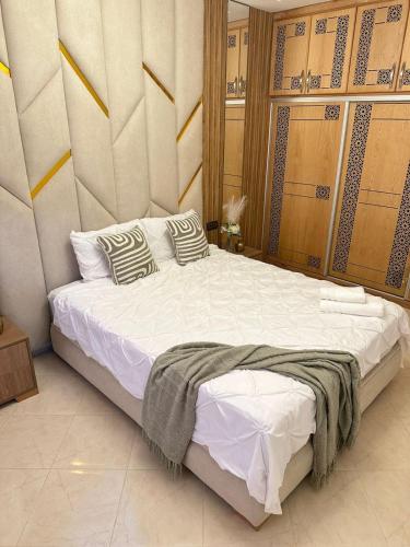 a bedroom with a large bed with white sheets and pillows at Chic & Cozy Apartment for a Comfortable Stay Fes in Fès