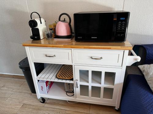 Dapur atau dapur kecil di Maisonnette au calme, résidence piscine et wifi, lac, océan