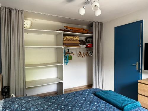 Katil atau katil-katil dalam bilik di Maisonnette au calme, résidence piscine et wifi, lac, océan