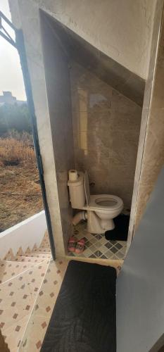 Un pequeño baño con inodoro en una habitación. en River farm, 