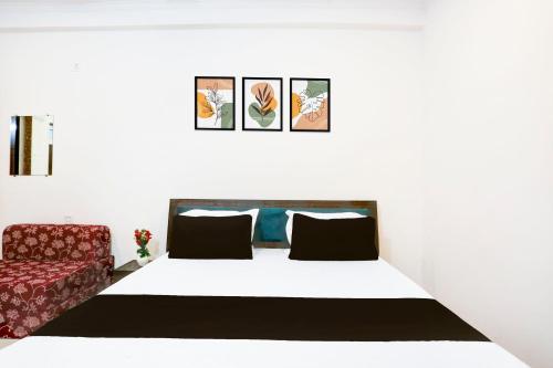 Ένα ή περισσότερα κρεβάτια σε δωμάτιο στο HOTEL O NANDI PALACE