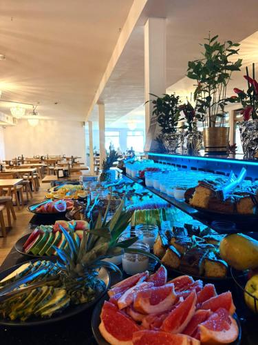 a buffet line with many different types of food at Olivina Park Spa - domki z dostępem do krytego basenu, saun, wyżywienia i atrakcji dla dzieci in Niechorze