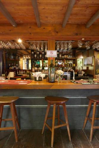 El salón o zona de bar de Hotel Ladera