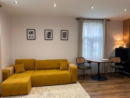 Χώρος καθιστικού στο Modern Near Beach & Centre 1BR with AC and Free Parking