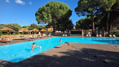 Bazén v ubytování ALMA Rossa nebo v jeho okolí