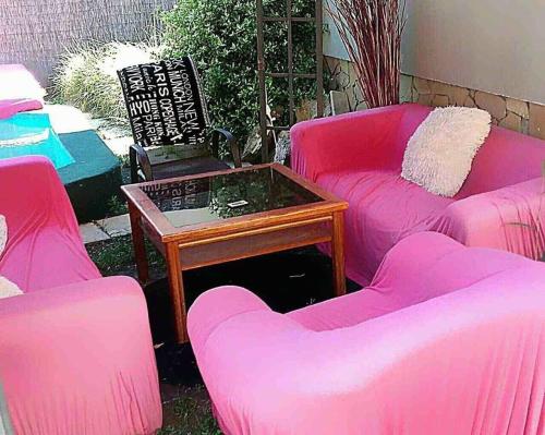 un groupe de canapés roses et une table dans l'établissement whole house, à Budapest