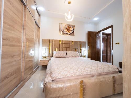 a bedroom with a large bed and a mirror at Appart de charme au centre d'Oujda in Oujda