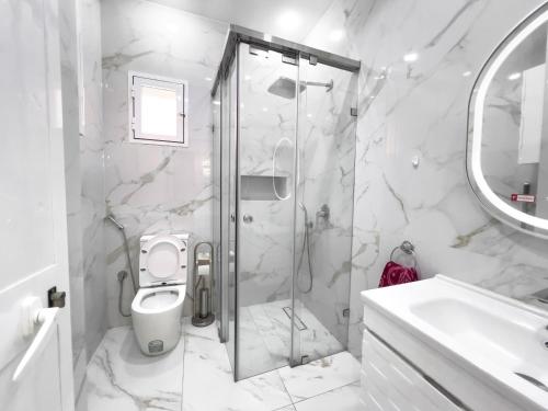 a bathroom with a shower and a toilet and a sink at Appart de charme au centre d'Oujda in Oujda