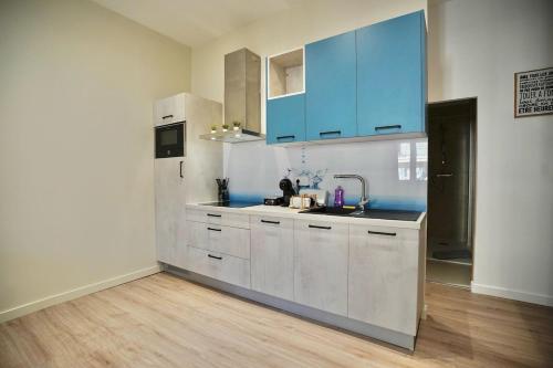 Kuchyň nebo kuchyňský kout v ubytování La ReyHome T2 rénové proche Gare et centre-ville