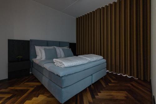 Postel nebo postele na pokoji v ubytování Elegant Seaview Flat in Noblessner