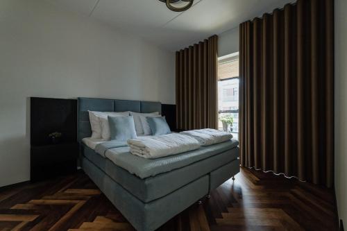 Postel nebo postele na pokoji v ubytování Elegant Seaview Flat in Noblessner