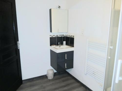 a bathroom with a sink and a mirror at Casa ARTEN in Alzonne