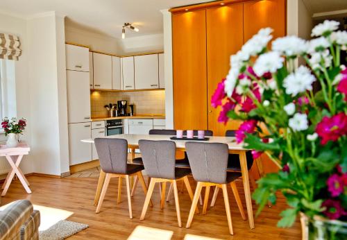 een keuken en eetkamer met een tafel en stoelen bij Ferienwohnung Ella in Scharbeutz