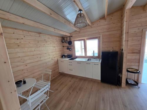 O bucătărie sau chicinetă la Kellaki Relaxation Cottage