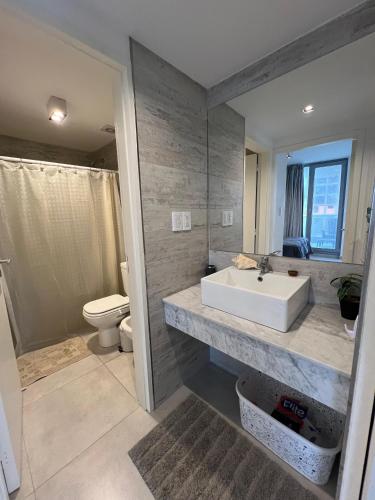 un baño con lavabo e inodoro en Torres al mar, en Monte Hermoso