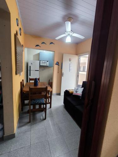 Et tv og/eller underholdning på Apartamento Pé na Areia com Garagem no Centro Mongaguá