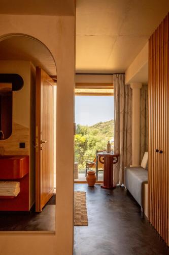 Una cama o camas en una habitación de Hôtel Mylos - Cargèse