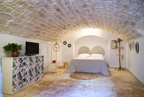 オストゥーニにあるCasa Giardino - RELAX, VISTA, MAGIA nel CUORE BIANCO di OSTUNIの石造りの天井のベッドルーム1室