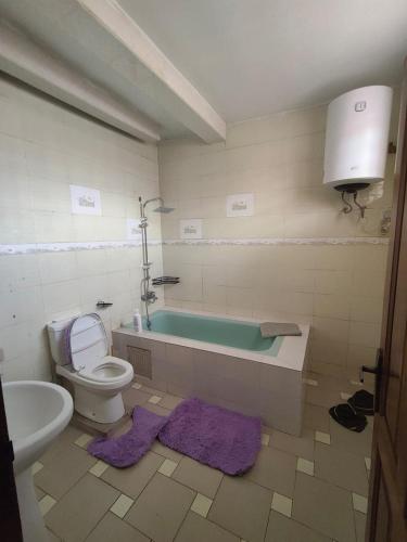 Ванна кімната в Cozy apartment