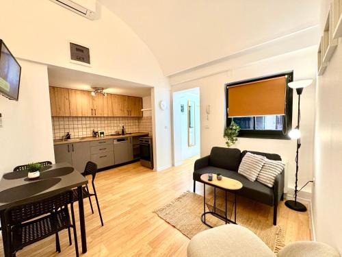 蒂米什瓦拉Le Mignion的客厅里有一张沙发和一张桌子。