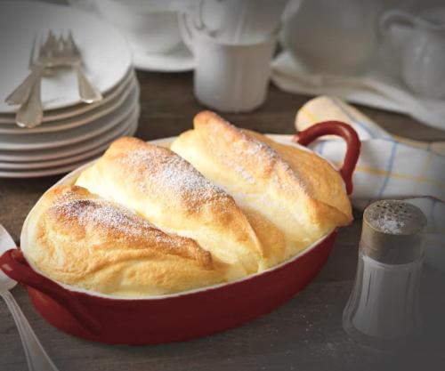 two pieces of bread in a red pan on a table at "SONNTAGSKIND" - 2-Zimmer-Apartment mit Terrasse und Privatgarten in Kraiham