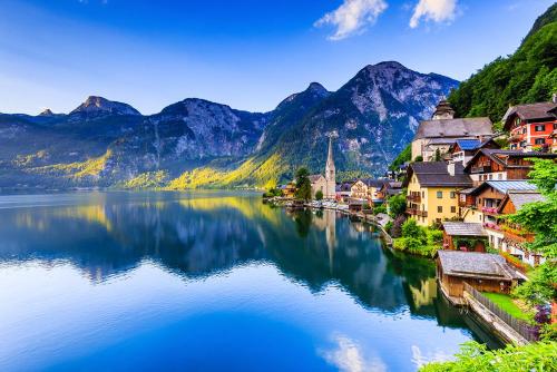 a town on a lake with mountains in the background at "SONNTAGSKIND" - 2-Zimmer-Apartment mit Terrasse und Privatgarten in Kraiham