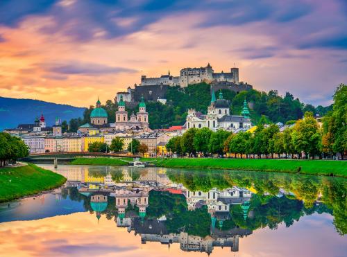 a city with a castle on a hill next to a river at "SONNTAGSKIND" - 2-Zimmer-Apartment mit Terrasse und Privatgarten in Kraiham