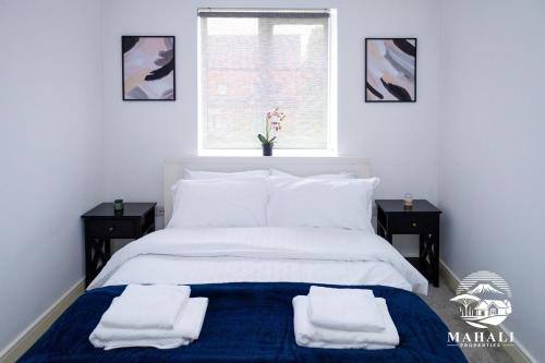 Postel nebo postele na pokoji v ubytování Stay Mahali - Central 2BR City Gem