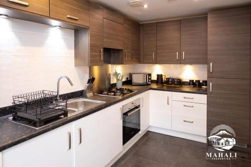 Kuchyň nebo kuchyňský kout v ubytování Stay Mahali - Central 2BR City Gem