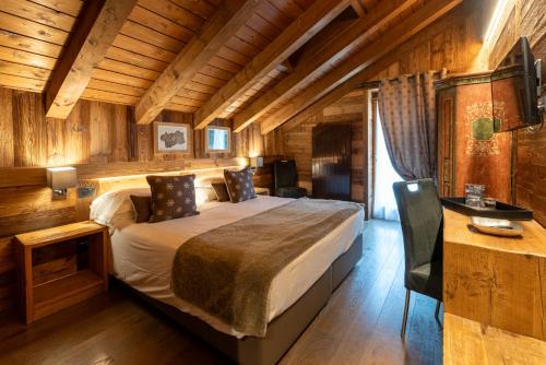 Una cama o camas en una habitación de L'Abri des Amis
